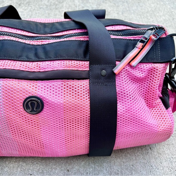 🦄 Lululemon Duffle Bag in Rare Opulent Stripe Pink - Picture 4 of 11